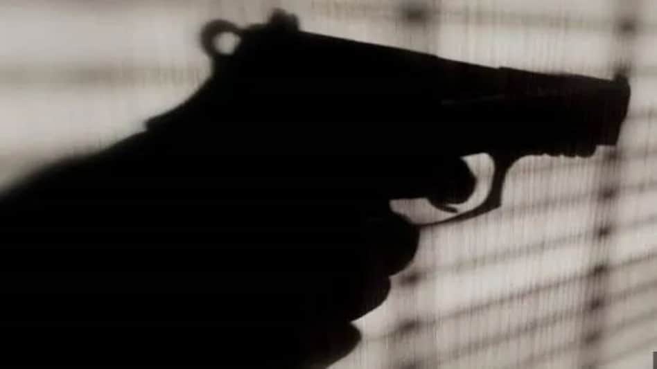 बंदूक दिखाकर शराब की दुकान में रॉबरी, मारपीट के बाद ले गए इतना कैश, मगर सीसीटीवी में हो गए कैद बंदूक दिखाकर शराब की दुकान में रॉबरी, मारपीट के बाद ले गए इतना कैश, मगर सीसीटीवी में हो गए कैद