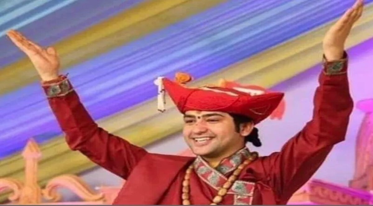 बाबा धीरेंद्र शास्त्री के पटना कार्यक्रम में हुई घटना, लोग होने लगे बेहोश, भीड़ देखकर पुलिस खाने लगी गश पटना में एक दिन के लिए दिव्य दरबार स्थगित