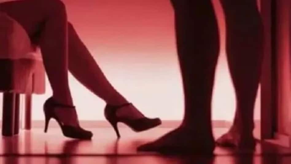 भोजपुरी एक्ट्रेस के पास ग्राहक बनकर पुलिस पहुँच गई, दूसरे कमरे में मिली मॉडल, सेक्स रैकेट का पर्दाफाश भोजपुरी एक्ट्रेस के पास ग्राहक बनकर पुलिस पहुँच गई, दूसरे कमरे में मिली मॉडल, सेक्स रैकेट का पर्दाफ...