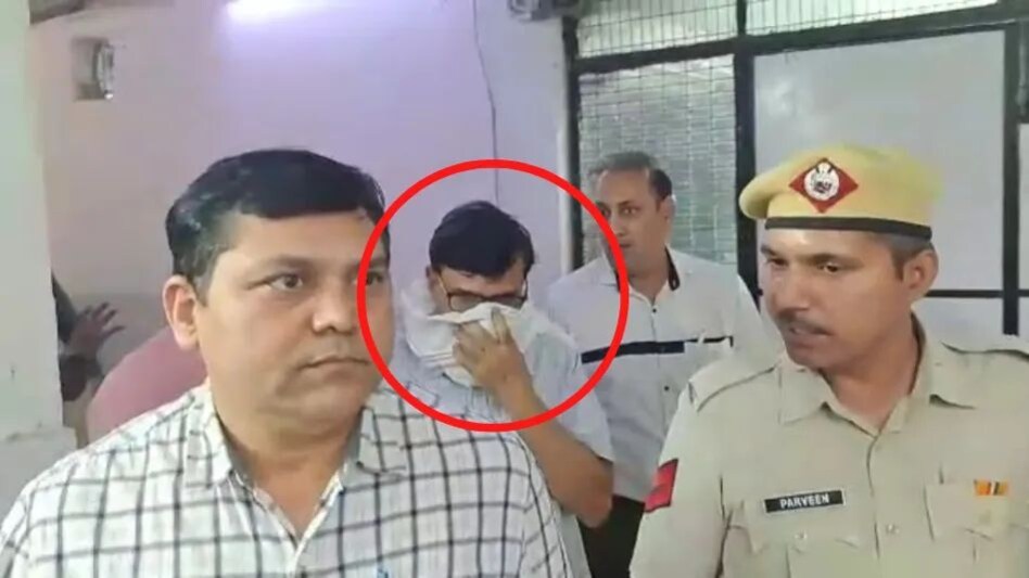 10 लाख की धोखाधड़ी में आईएएस अफसर गिरफ्तार, 4 दिन की पुलिस कस्टडी रिमांड पर आईएएस 10 लाख की धोखाधड़ी में आईएएस अफसर गिरफ्तार, 4 दिन की पुलिस कस्टडी रिमांड पर आईएएस