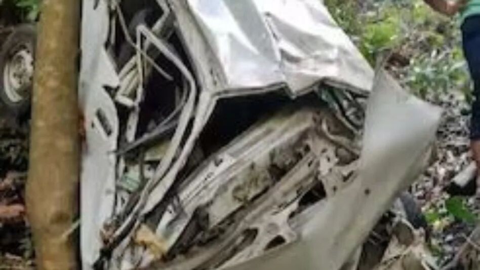 हिमाचल प्रदेश में बड़ा हादसा, सिरमौर में खाई में गिरी कार, चार लोगों की मौत हिमाचल प्रदेश में बड़ा हादसा, सिरमौर में खाई में गिरी कार, चार लोगों की मौत