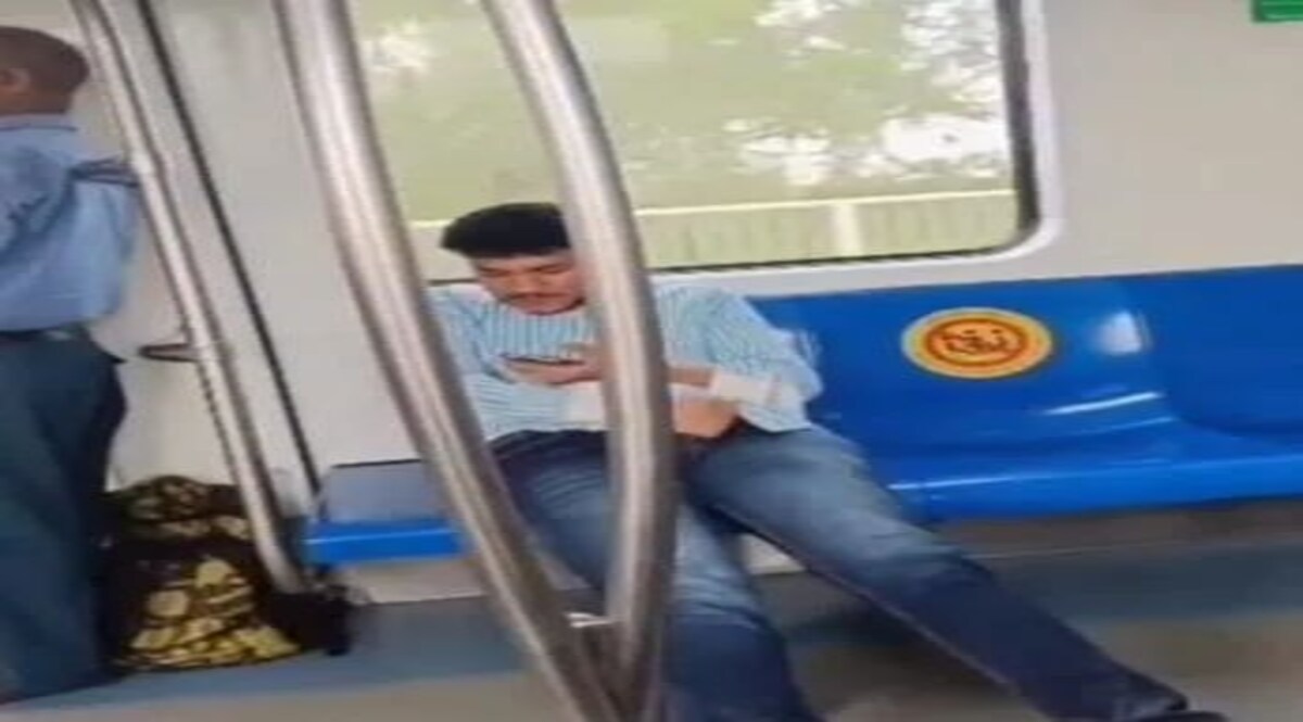 ये है दिल्ली पुलिस का Most Wanted, मेट्रो में 'मास्टरबेट' करने वाला बना Most Wanted Delhi Metro Viral Video