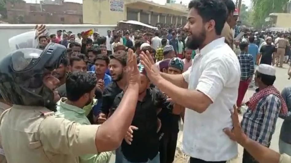 पैगंबर मोहम्मद के खिलाफ सोशल मीडिया पर डाली पोस्ट, यूपी के तिलहर में तनाव, पुलिस बल तैनात पैगंबर मोहम्मद के खिलाफ सोशल मीडिया पर डाली पोस्ट, यूपी के तिलहर में तनाव, पुलिस बल तैनात