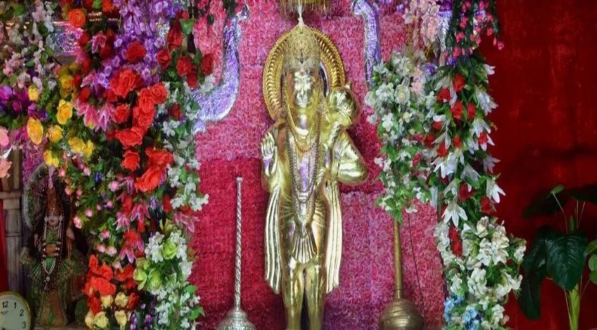 मंदिर परिसर में कटी-फटी जींस, मिनी स्कर्ट और हाफ पैंट पहनने वालों के प्रवेश पर रोक श्रद्धालुओं से उचित वस्त्रों में मंदिर आने की अपील