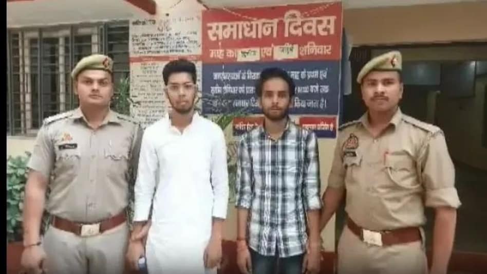 बेटा ही निकला मां-बाप का कातिल, दोस्त के साथ मिलकर मां-बाप का काटा गला, बेटा और दोस्त गिरफ्तार बेटा ही निकला मां-बाप का कातिल, दोस्त के साथ मिलकर मां-बाप का काटा गला, बेटा और दोस्त गिरफ्तार