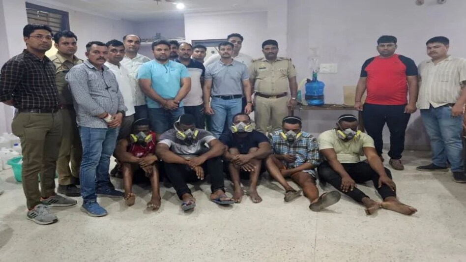 नोएडा में पकड़ा गया इंटरनेशनल नार्कोस गैंग, मास्क वाले 9 अफ्रीकी चला रहे थे ड्रग्स फैक्ट्री! नोएडा में पकड़ा गया इंटरनेशनल नार्कोस गैंग, मास्क वाले 9 अफ्रीकी चला रहे थे ड्रग्स फैक्ट्री!