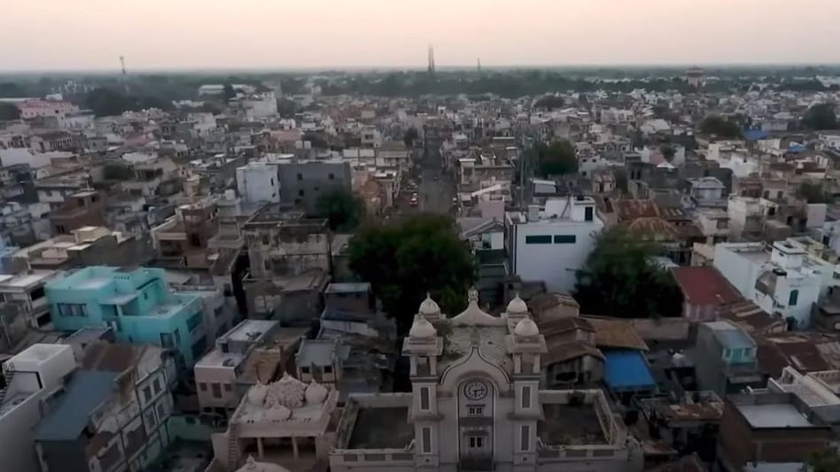 पानी की पाइप लाइन में फंसी थी आधी लाश, चार दिनों तक पूरा शहर पीता रहा बदबूदार पानी पानी की पाइप लाइन में फंसी थी आधी लाश, चार दिनों तक पूरा शहर पीता रहा बदबूदार पानी