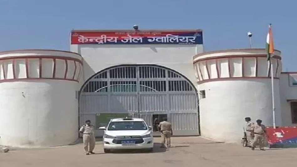 ग्वालियर सेंट्रल जेल से तीन कैदी फरार, पैरोल पर आए थे बाहर ग्वालियर सेंट्रल जेल से तीन कैदी फरार, पैरोल पर आए थे बाहर