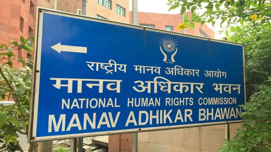 लड़की से की मारपीट, सिर मुंडवाया और गले में जूते की माला डालकर गांव में घुमाया, एनएचआरसी का डीजीपी को नोटिस लड़की से की मारपीट, सिर मुंडवाया और गले में जूते की माला डालकर गांव में घुमाया, एनएचआरसी का डीजीपी ...