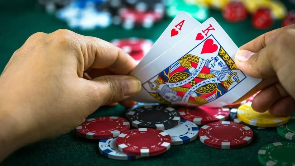 सट्टे में बीवी को लगाया दांव पर, हारने के बाद जबरन उसे दोस्त के घर भेजने लगा तो उठाया ये कदम - up news meerut man lost wife in bet with his