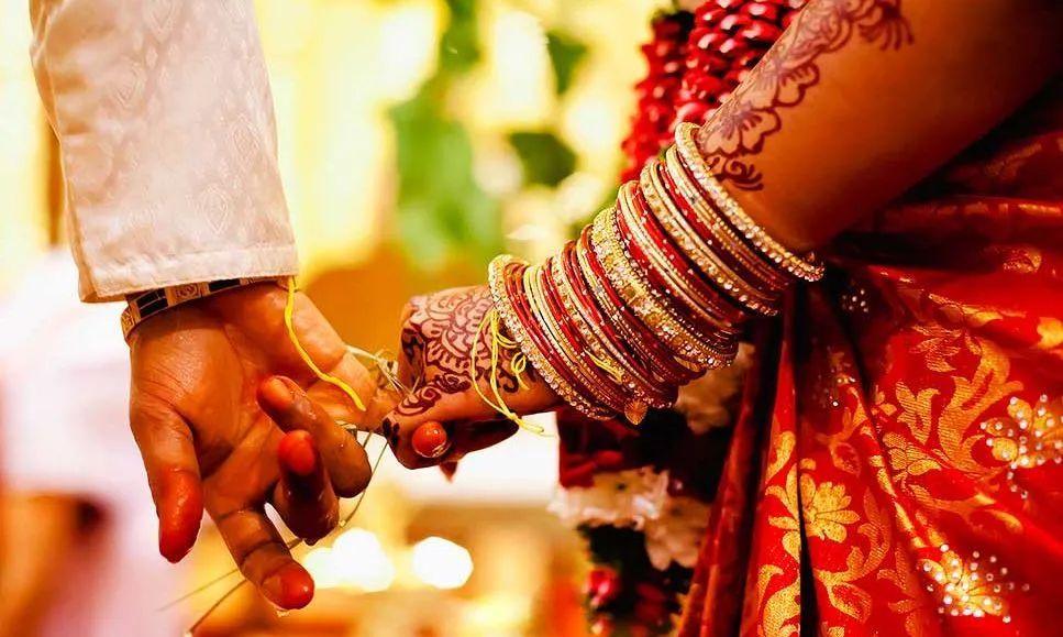 गर्लफ्रेंड के साथ रंगरलियां मनाना दुल्हे को पड़ा महंगा, लड़की के भाई ने पकड़ा रंगे हाथों, बनाया वीडियो फिर तोड़ दी बहन की शादी गर्लफ्रेंड के साथ रंगरलियां मनाना दुल्हे को पड़ा महंगा, लड़की के भाई ने पकड़ा रंगे हाथों, बनाया वीड...