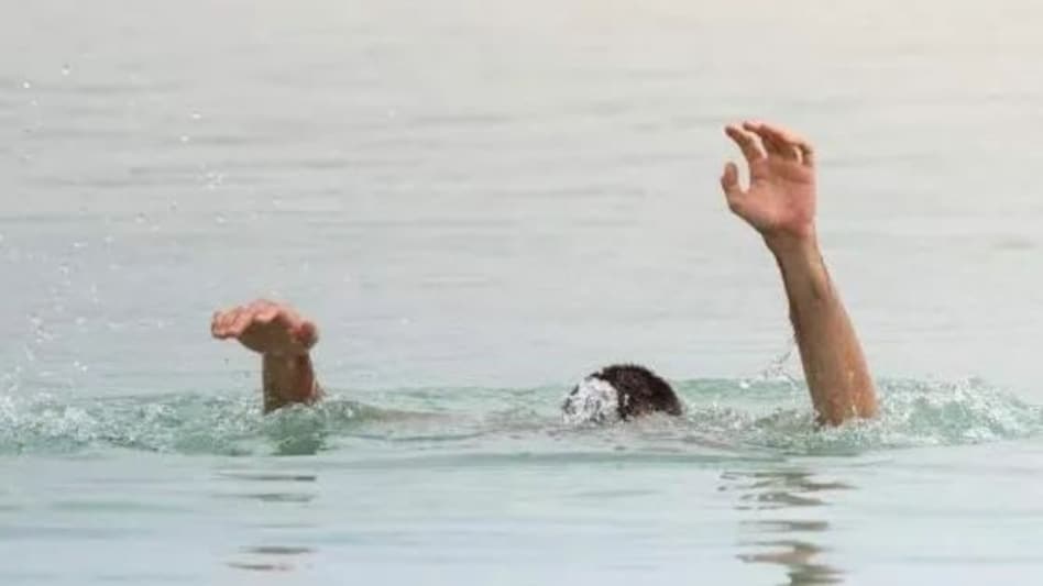 दसवीं के रिजल्ट के बाद आठ छात्र निकले थे पार्टी करने, लेकिन दो दोस्त डूब गए दसवीं के रिजल्ट के बाद आठ छात्र निकले थे पार्टी करने, लेकिन दो दोस्त डूब गए