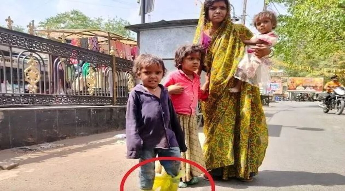 MP News: इस 45 डिग्री की झुलसाने वाली धूप में इन मासूम बच्चों के पास चप्पल तक नहीं, इस मजबूर मां ने कुछ ऐसा किया कि सब रोने लगे! MP News: चप्पल खरीदने के पैसे नहीं थे तो बांध दी पॉलीथिन, ये तस्वीर सच में रुला देगी!