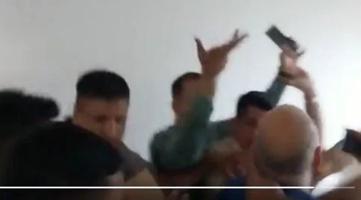 Manish Sisodia: मनीष सिसोदिया को गर्दन से घसीट कर ले जा रहा दिल्ली पुलिस का ये ACP कौन है? इस वीडियो पर आप पार्टी ने पूरा बवाल काट दिया! delhi police misbehaved with manish sisodia