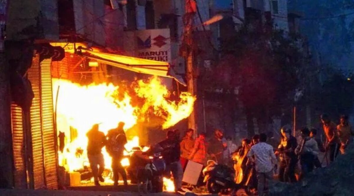 दिल्ली दंगा 2020: तीन आरोपियों को आगज़नी के इल्ज़ाम से आरोप मुक्त किया गया delhi crime news