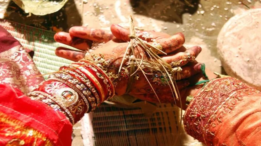 पिता ने 7 साल की बेटी को 38 साल के शख्स को 4 लाख रुपये में बेचा Social Media