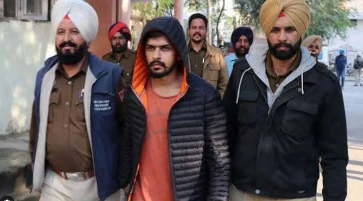 गैंगस्टर लॉरेंस बिश्नोई को पलाइट से लाया गया दिल्ली, तिहाड़ में जान का खतरा भेजा गया मंडोली जेल मंडोली जेल में कैद