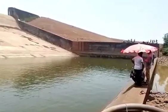 फोन ढूंढने को हुए बेताब, सुखा दिया पूरा तालाब! फोन ढूंढने को हुए बेताब, सुखा दिया पूरा तालाब!