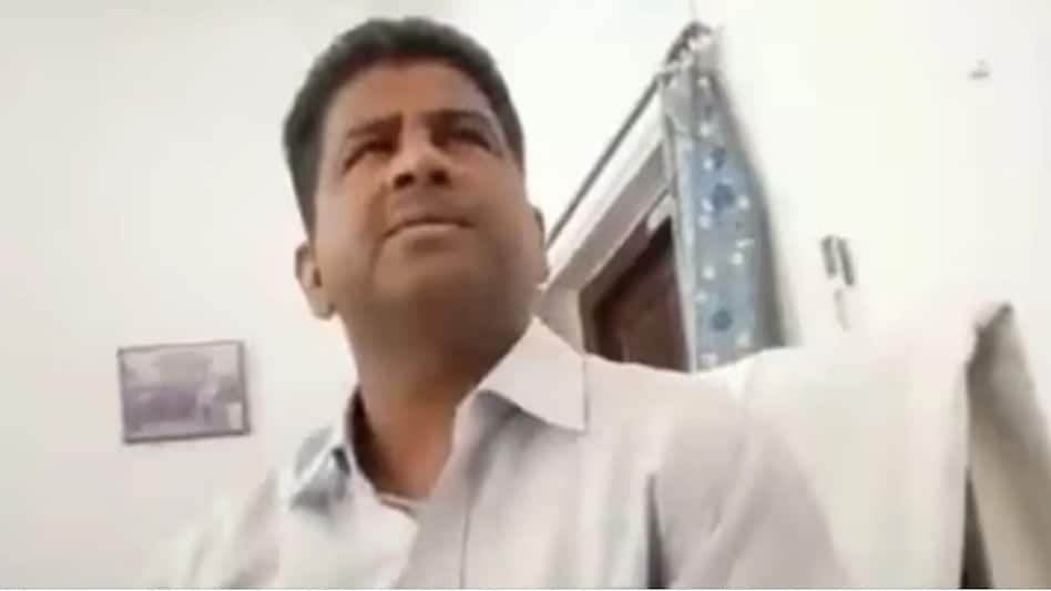 कॉलेज प्रोफेसर की बेशर्म डिमांड, ''मुझे टच करने दो, पास करवा दूंगा'' कॉलेज प्रोफेसर की बेशर्म डिमांड, ''मुझे टच करने दो, पास करवा दूंगा''