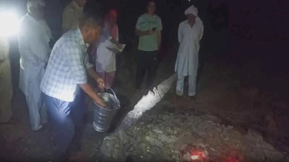 रोहतक में हॉरर किलिंग, प्रेम प्रसंग से नाराज परिजनों ने बेटी की हत्या की, चोरी छिपे जला रहे थे शव! रोहतक में हॉरर किलिंग, प्रेम प्रसंग से नाराज परिजनों ने बेटी की हत्या की, चोरी छिपे जला रहे थे शव!
