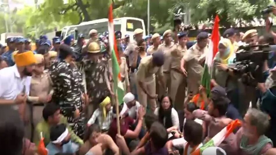 नई संसद जा रहे पहलवनों को दिल्ली पुलिस ने लिया हिरासत में, जंतर -मंतर पर जमकर हुआ हंगामा नई संसद जा रहे पहलवनों को दिल्ली पुलिस ने लिया हिरासत में, जंतर -मंतर पर जमकर हुआ हंगामा