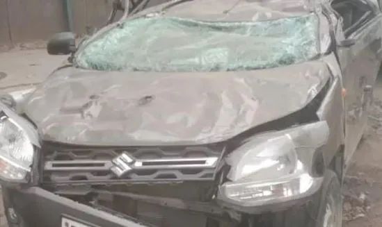 दिल्ली में फ्लाईओवर से गिरी कार, एक शख्स की मौत Delhi Accident News
