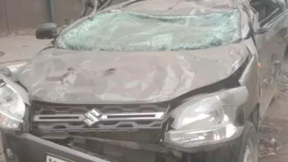 दिल्ली में फ्लाईओवर से गिरी कार, एक शख्स की मौत दिल्ली में फ्लाईओवर से गिरी कार, एक शख्स की मौत