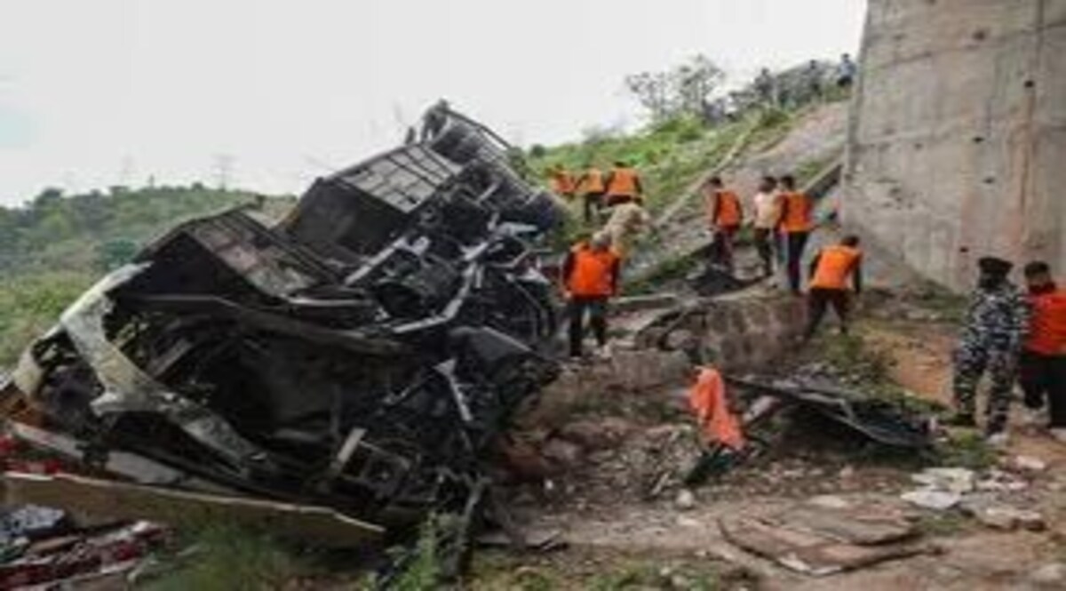 जम्मू में बस के पुल से गिरने से आठ लोगों की मौत, 20 अन्य घायल Jammu and Kashmir Bus Accident