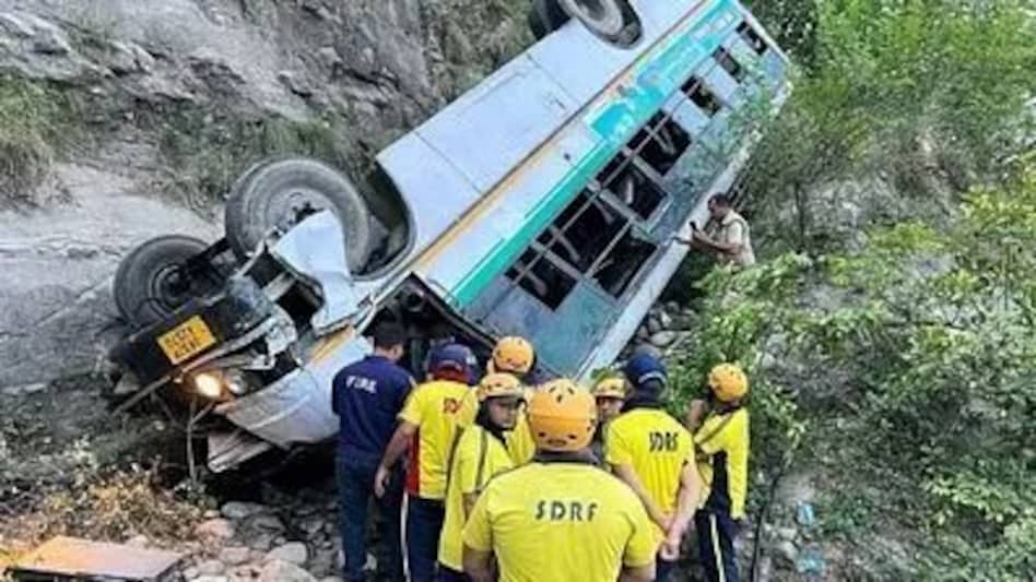 हरिद्वार में बस खाई में गिरी, बच्ची समेत दो की मौत हरिद्वार में बस खाई में गिरी, बच्ची समेत दो की मौत