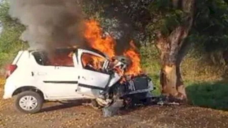 MP News: पेड़ से टकराने के बाद कार में लगी आग, एक ही परिवार के चार लोगों की मौत MP News: पेड़ से टकराने के बाद कार में लगी आग, एक ही परिवार के चार लोगों की मौत