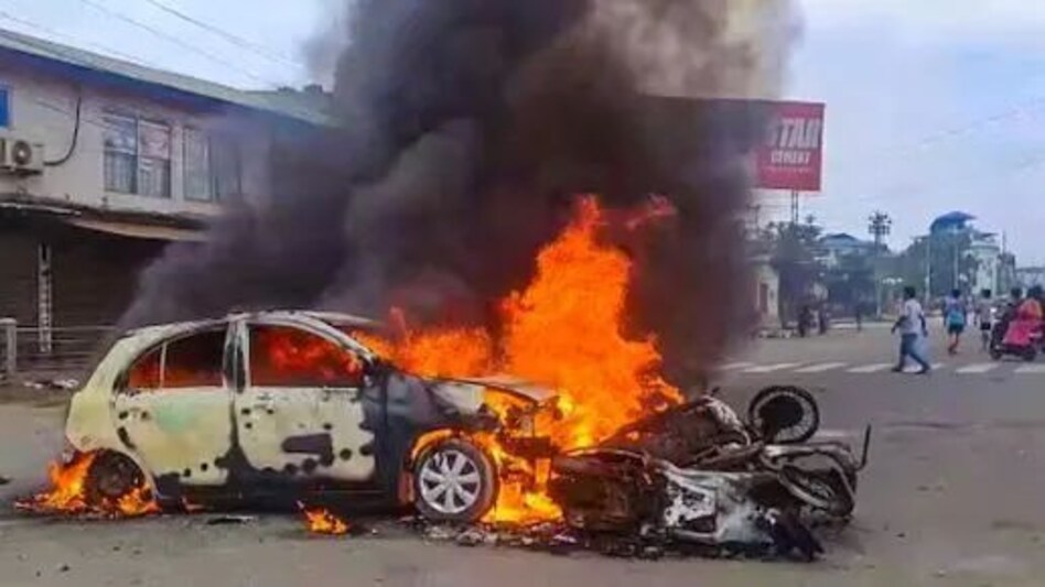 मणिपुर में संदिग्ध कुकी उग्रवादियों के साथ मुठभेड़ में तीन पुलिसकर्मी घायल मणिपुर में संदिग्ध कुकी उग्रवादियों के साथ मुठभेड़ में तीन पुलिसकर्मी घायल