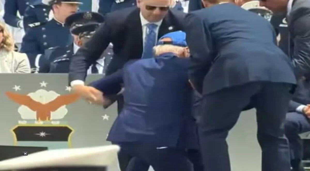 अरे... अरे... अरे... मिस्टर प्रेसिडेंट...और अमेरिकी राष्ट्रपति जो बाइडन मंच पर ही धड़ाम हो गए! अमेरिकी राष्ट्रपति जो बाइडन मंच पर लड़खड़ाकर गिर पड़े