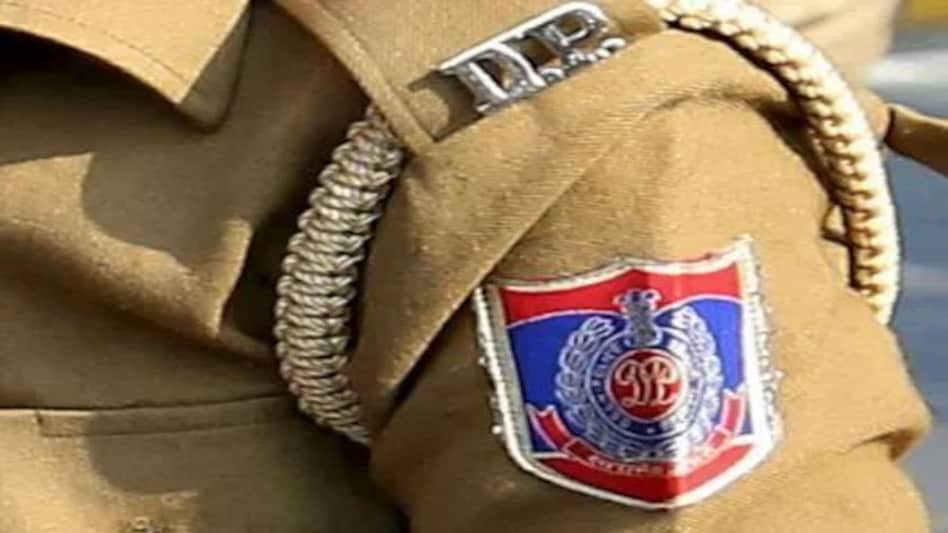 दिल्ली के मोती नगर इलाके में पुलिसवाले पर चाकू से हमला, हमलावर गिरफ्तार दिल्ली के मोती नगर इलाके में पुलिसवाले पर चाकू से हमला, हमलावर गिरफ्तार