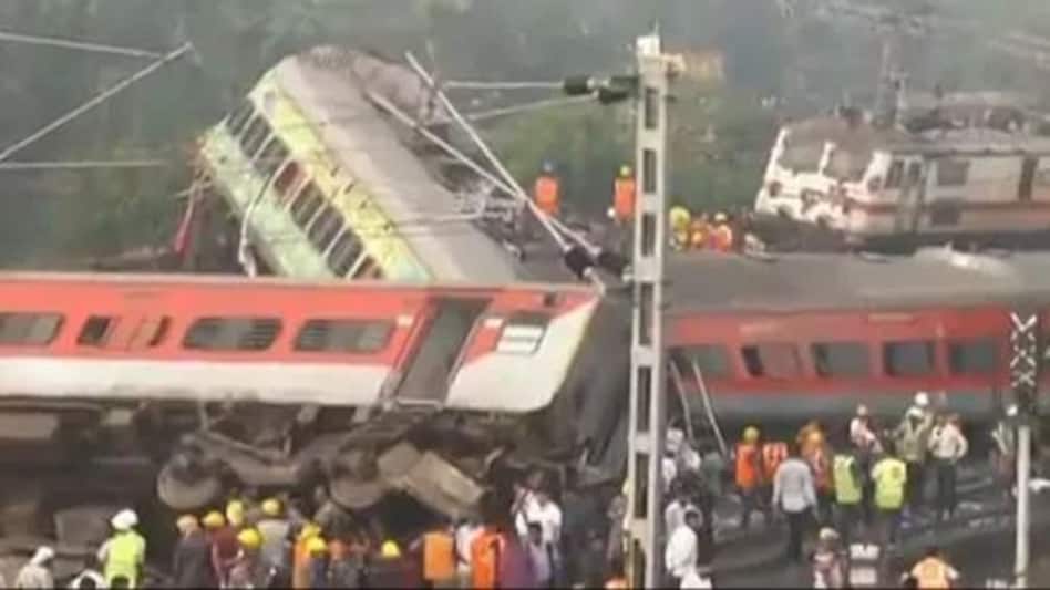 Odisha Train Accident Live: ऐसे हुआ हादसा, तीन ट्रेनें टकराई, 280 से ज्यादा की मौत, करीब 900 जख्मी Odisha Train Accident Live: ऐसे हुआ हादसा, तीन ट्रेनें टकराई, 280 से ज्यादा की मौत, करीब 900 जख्मी
