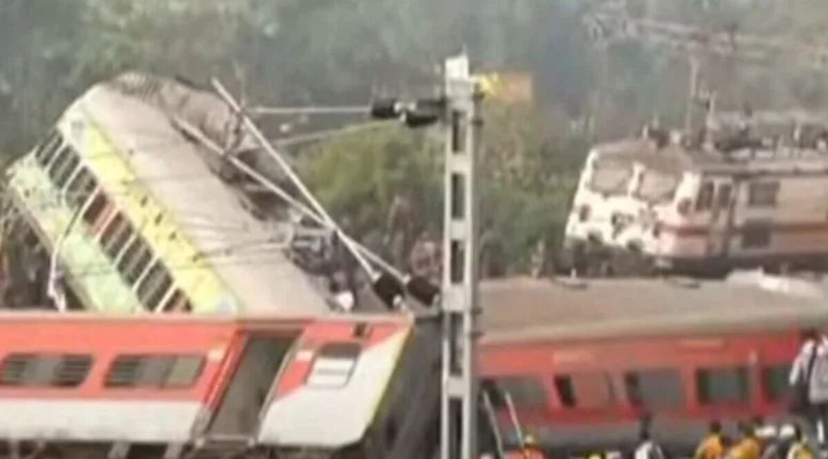 Odisha Train Accident Live: पटरी गायब, पहिये अलग, टक्कर के बाद फंसे लोगों की चीखें सुनाई दी Odisha Train Accident