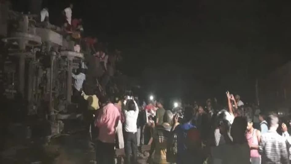 भाजपा ने भीषण ट्रेन हादसे के बाद शनिवार को सरकार का वर्षगांठ कार्यक्रम टाला भाजपा ने भीषण ट्रेन हादसे के बाद शनिवार को सरकार का वर्षगांठ कार्यक्रम टाला