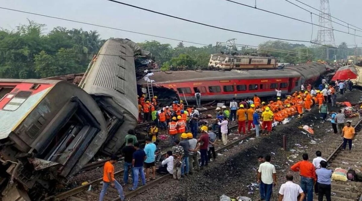 फर्श फाड़कर ट्रेन की छत तक घुस गई पटरी, भीषण हादसे में अब तक 280 लोगों की मौत Social Media