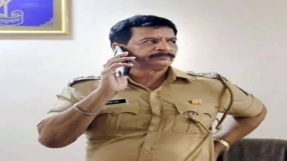 एंटीलिया मामला: न्यायालय ने पूर्व पुलिस अफसर प्रदीप शर्मा को तीन सप्ताह की अंतरिम जमानत दी एंटीलिया मामला: न्यायालय ने पूर्व पुलिस अफसर प्रदीप शर्मा को तीन सप्ताह की अंतरिम जमानत दी