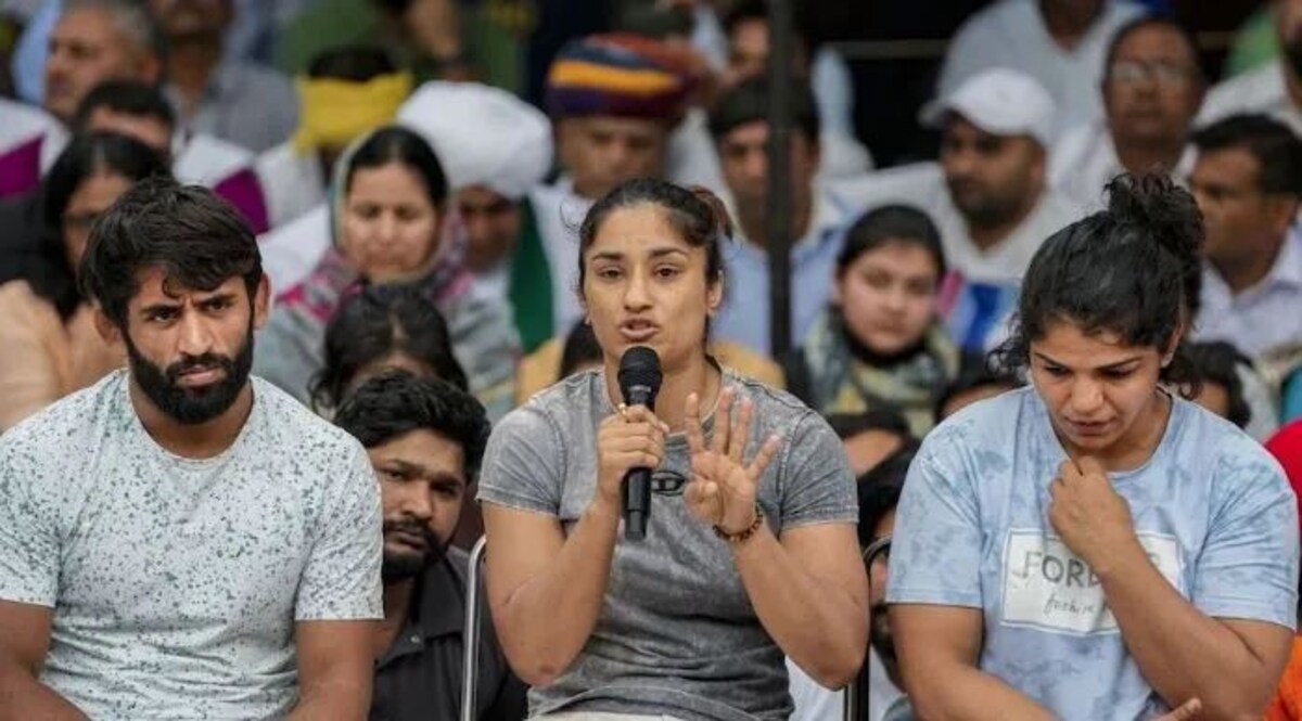 आखिर 3 रेसलर विनेश फोगाट, साक्षी मलिक व बजरंग पुनिया अचानक क्यों लौटे धरने से, सामने आई ये वजह? केंद्रीय गृहमंत्री के साथ मीटिंग के बाद पहलवानों के धरने में आया ट्विस्ट