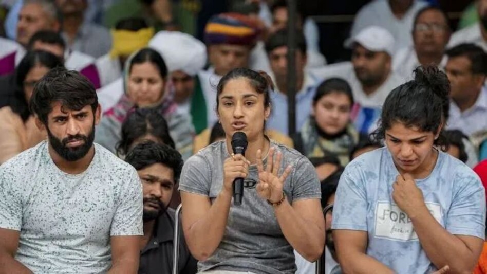 आखिर 3 रेसलर विनेश फोगाट, साक्षी मलिक व बजरंग पुनिया अचानक क्यों लौटे धरने से, सामने आई ये वजह? आखिर 3 रेसलर विनेश फोगाट, साक्षी मलिक व बजरंग पुनिया अचानक क्यों लौटे धरने से, सामने आई ये वजह?