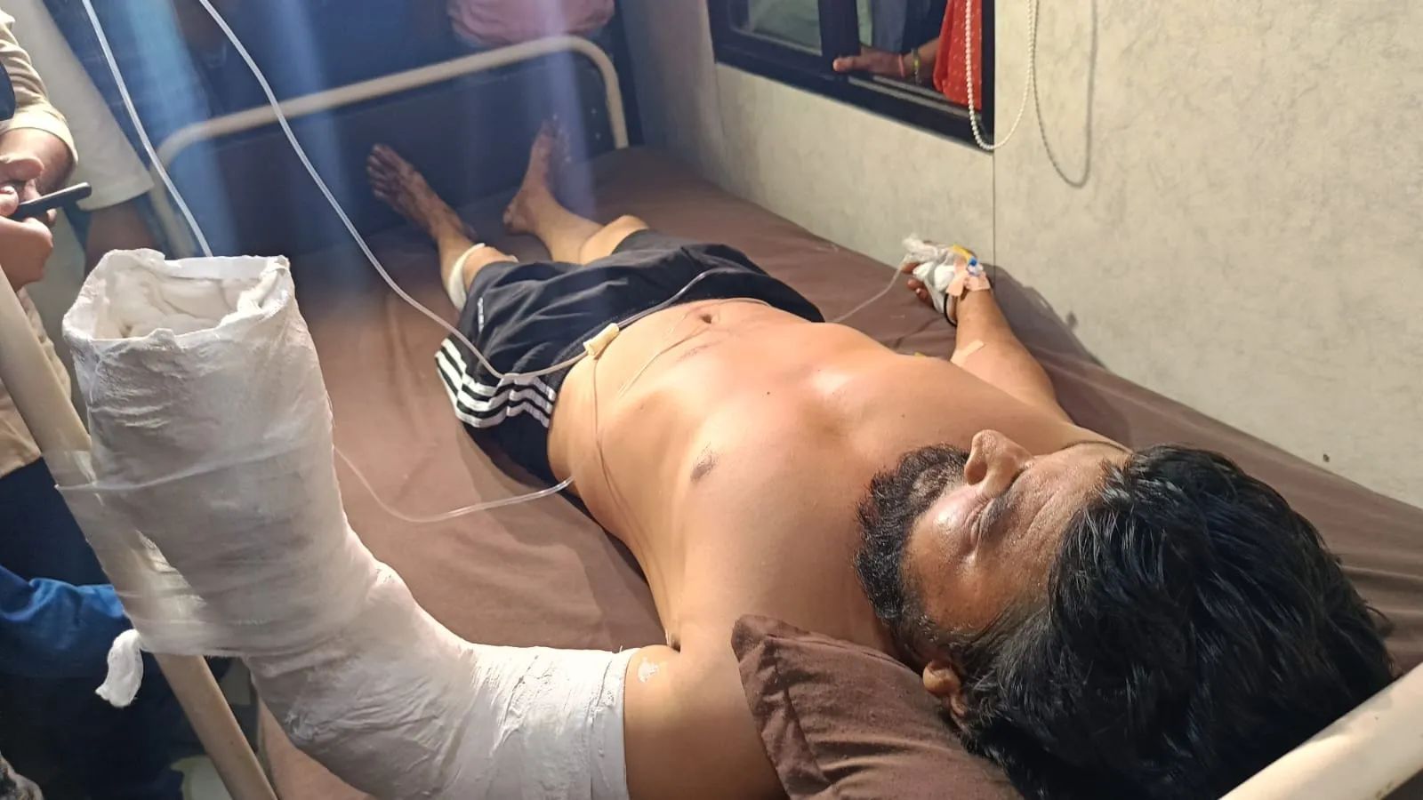 क्रिकेट खेल विवाद में तलवार से दबंगों ने दलित युवक का अंगूठा ही काट लिया, जानें पूरा मामला gujarat crime news