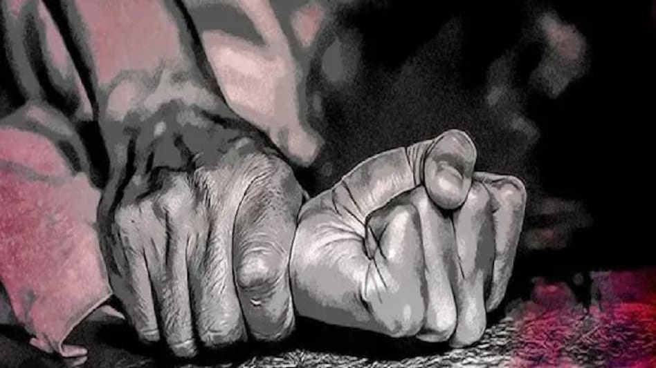 हॉस्टल में रेप के बाद छात्रा का मर्डर, कमरे में मिली न्यूड बॉडी, गार्ड का शव रेलवे ट्रैक पर मिला हॉस्टल में रेप के बाद छात्रा का मर्डर, कमरे में मिली न्यूड बॉडी, गार्ड का शव रेलवे ट्रैक पर मिला