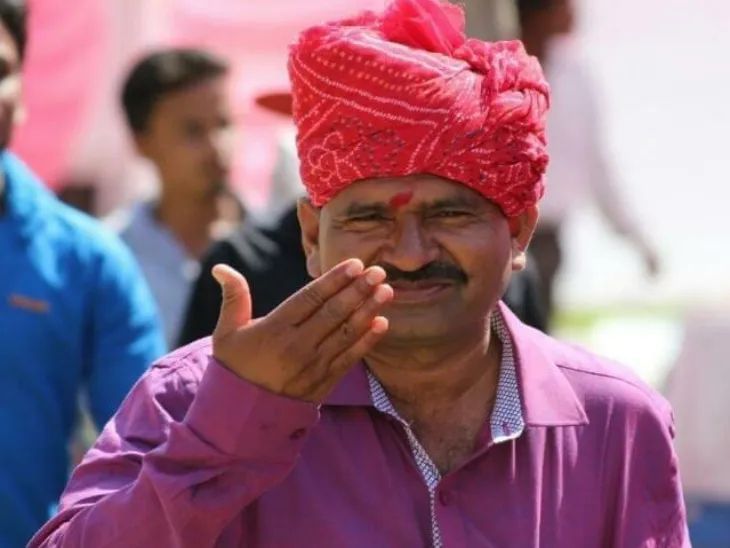 ये बुड्ढा हेड मास्टर तो महा ठरकी है! बच्चियों के प्राइवेट पाट्‌र्स को छूता और ये हरकतें करता