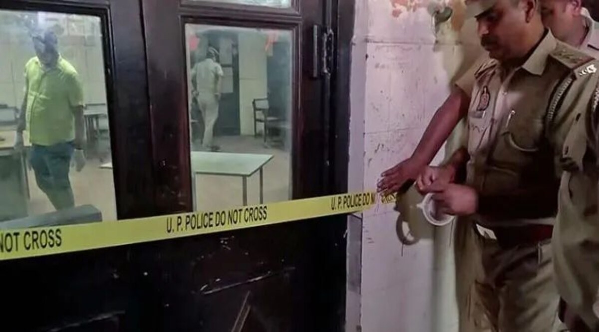 कोर्ट में शूट आउट के बाद लखनऊ के कामचलाऊ कमिश्नर इसलिए वकीलों के हाथ पांव जोड़ रहे थे! बुधवार को लखनऊ में कोर्ट के भीतर हुई हत्या के बाद पुलिस ने सील किया कोर्टरूम