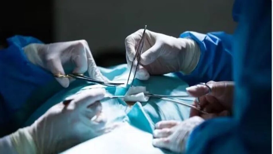 फिल्मी स्टाइल में की सर्जरी, गर्भवती महिला की गई जान, क्या वीडियो कॉल के जरिए भी ऑपरेशन करवाए जा सकते है? आइए जानते हैं क्या है पूरा सच फिल्मी स्टाइल में की सर्जरी, गर्भवती महिला की गई जान, क्या वीडियो कॉल के जरिए भी ऑपरेशन करवाए जा सक...