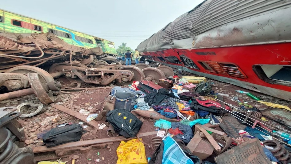 ओडिशा के इस स्कूल में फैला खौफ, यहां रखे थे रेल हादसे में मारे गए लोगों के शव, स्कूल में जाने से डर रहे हैं छात्र ओडिशा के इस स्कूल में फैला खौफ, यहां रखे थे रेल हादसे में मारे गए लोगों के शव, स्कूल में जाने से ड...