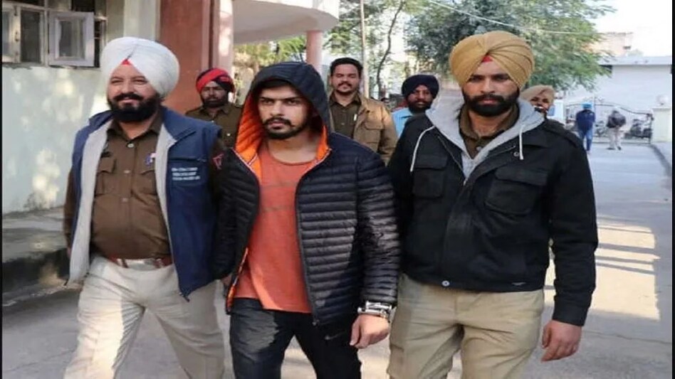 लॉरेंस बिश्नोई को दिल्ली की जेल में रखने से क्यों डर गई पुलिस, कोर्ट में पुलिस ने कही ये बात लॉरेंस बिश्नोई को दिल्ली की जेल में रखने से क्यों डर गई पुलिस, कोर्ट में पुलिस ने कही ये बात
