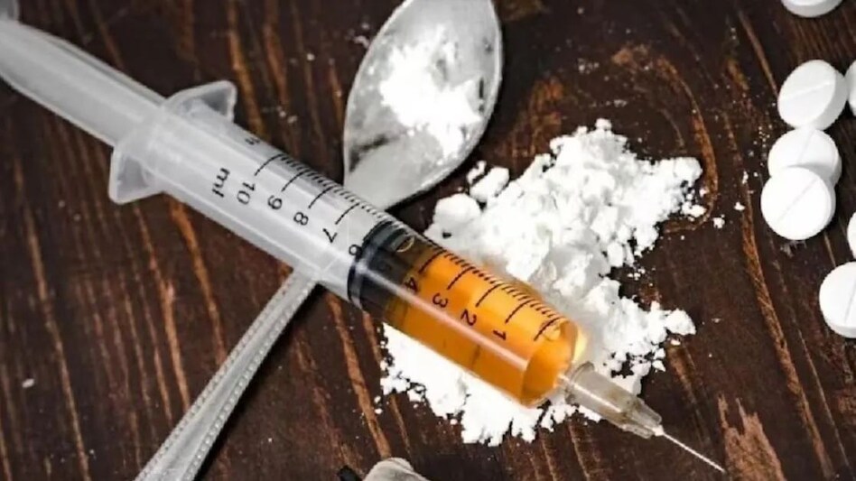 फिल्मों से नहीं हुआ मुनाफा तो किया ड्रग्स का धंधा, तेलुगू फिल्म निर्माता कोकीन बेचने के आरोप में गिरफ्तार फिल्मों से नहीं हुआ मुनाफा तो किया ड्रग्स का धंधा, तेलुगू फिल्म निर्माता कोकीन बेचने के आरोप में ग...