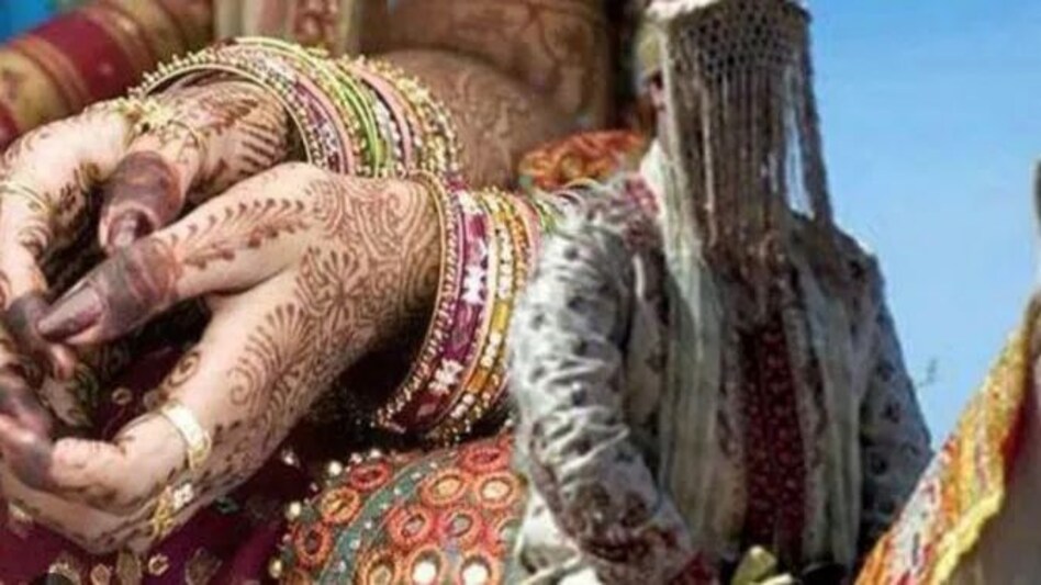 'फेशियल' करवाने निकला दूल्हा घर नहीं लौटा, दुल्हन पक्ष ने बजा दी दूल्हे के घरवालों की 'बैंड' 'फेशियल' करवाने निकला दूल्हा घर नहीं लौटा, दुल्हन पक्ष ने बजा दी दूल्हे के घरवालों की 'बैंड'