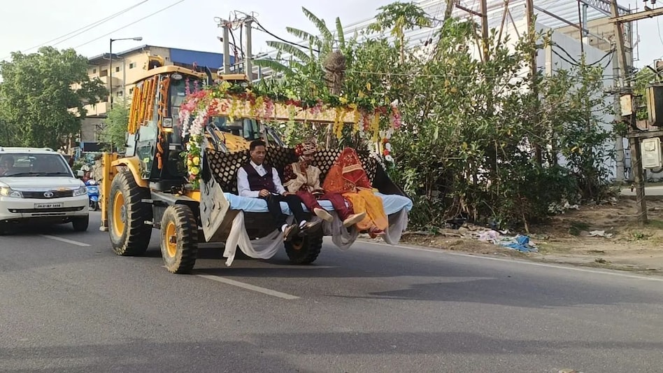 घोड़ी छोड़ JCB पर सवार होकर चला दूल्हा, बिन बुलाए मेहमान की तरह पहुँची पुलिस, फिर जो हुआ देखने वाला था घोड़ी छोड़ JCB पर सवार होकर चला दूल्हा, बिन बुलाए मेहमान की तरह पहुँची पुलिस, फिर जो हुआ देखने वाला...